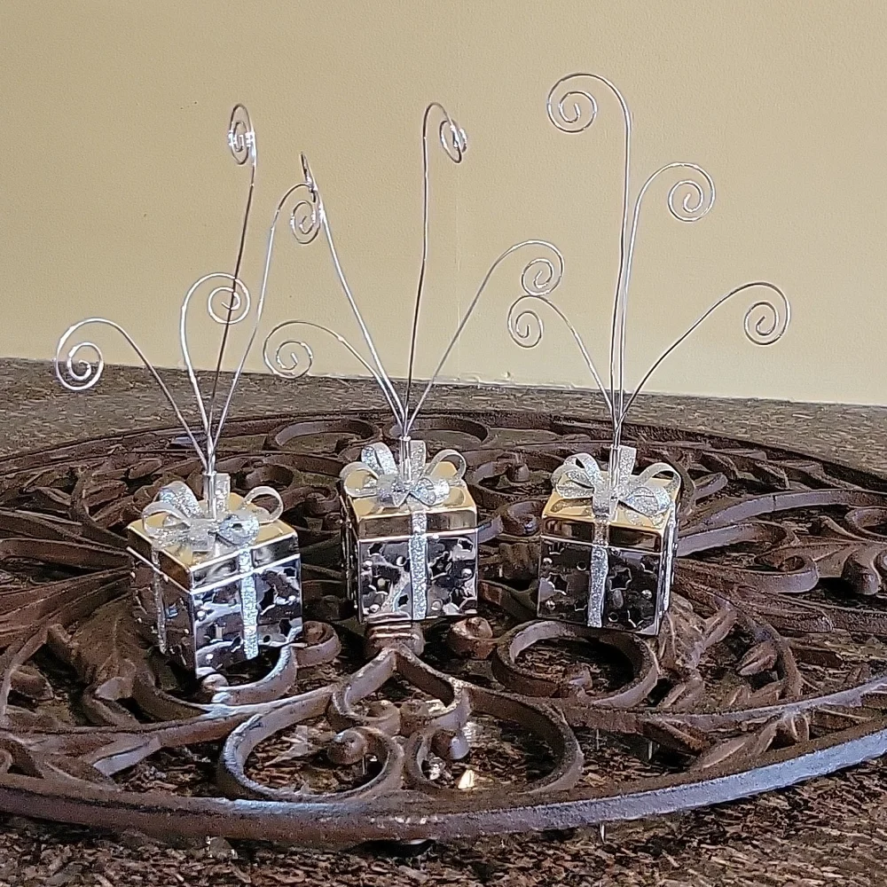 Decorative silver metal holder for cards, Brunch tags, or pictures